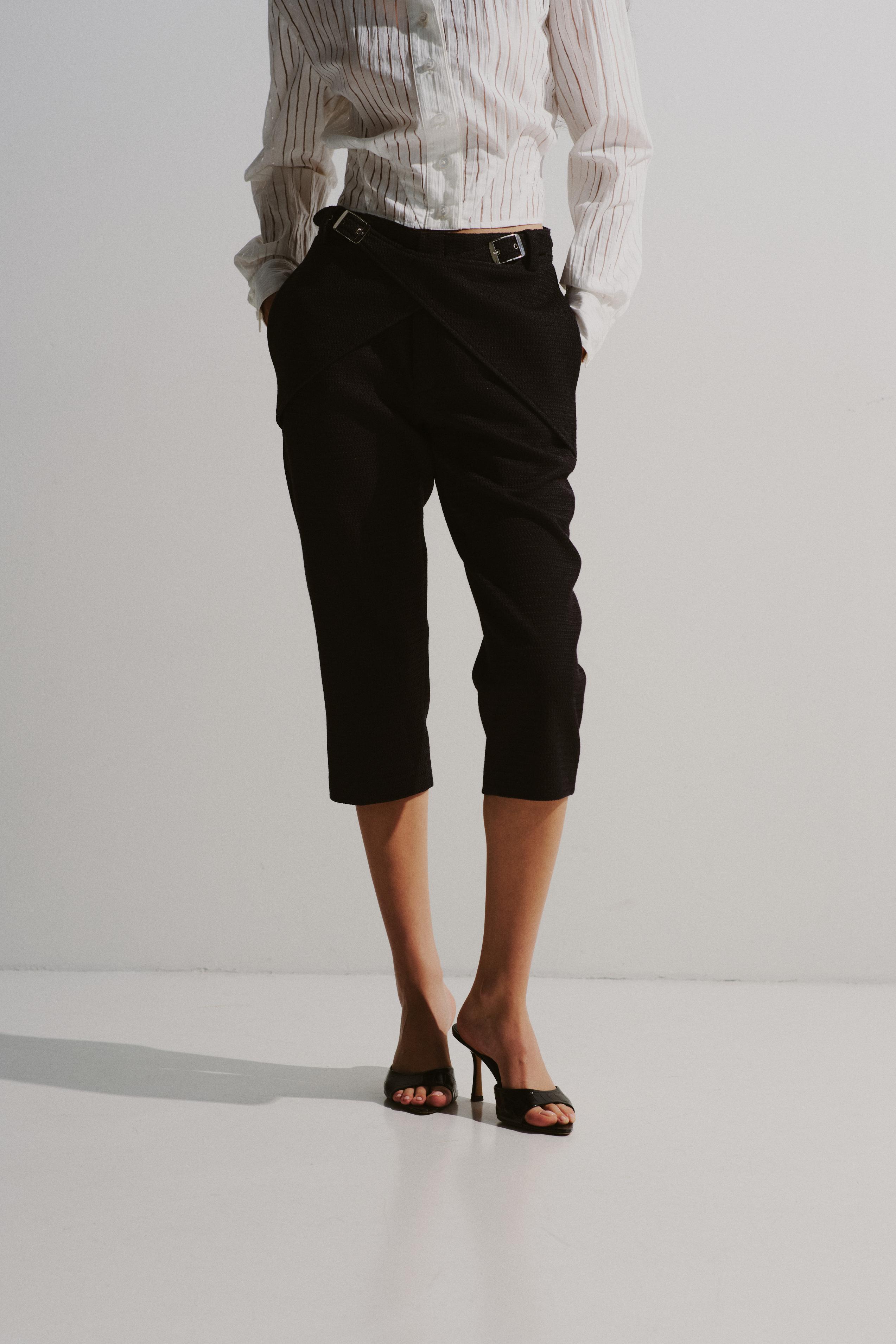 Cross-Belt Knit Capri